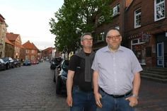Blicken kritisch auf die geplante Stellplatzzahl: Jörg Eberhardt (hinten) und Martin Buthmann, die in der Lübecker Straße wohnen.