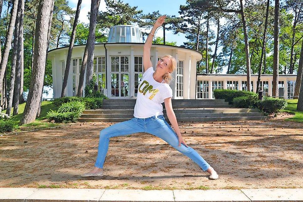 Die Timmendorfer Yoga-Lehrerin Constanze Hesse Neuhaus bietet einen exklusiven Workshop im Rahmen des Yoga-Wochenendes an. (Foto: René Kleinschmidt)