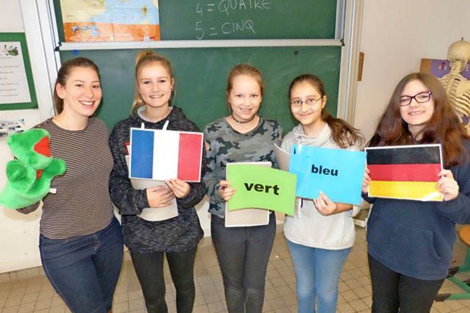 Cyndie Noujaredes Unterricht hat Marie, Charlotte, Merna und Gina vollends davon überzeugt: Wir wählen Französisch!