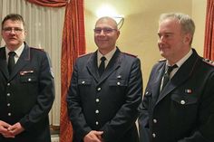 Durch Gemeindewehrführer Matthias Guttchen wurden Michael Müller und Sven Koch (v.l.) für zehn Jahre Dienst geehrt.