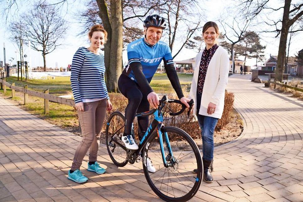 Katharina Volpp (Produktmarketing TALB, links), Radsport-Experte Thomas Hesse und Doris Wilmer-Huperz von der TALB freuen sich auf die erste Rennradwoche im Mai, für die man sich jetzt anmelden kann. (Foto: René Kleinschmidt)