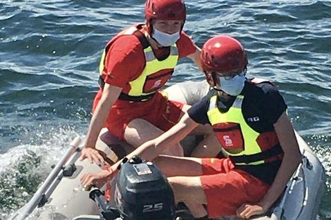 Die Rettungsschwimmer Maximilian Zielinski und Jacob Loors bei der Bootsausbildung. Ihr Ziel ist es, später den DLRG Bootsführerschein zu erwerben.