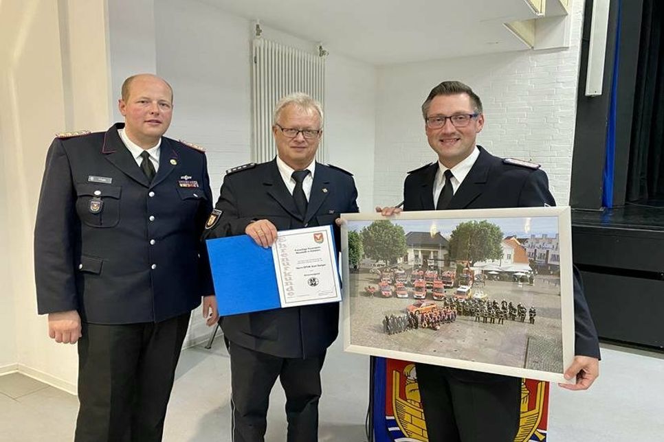 Stadtwehrführer Alexander Wengelewski (re.) und sein Stellvertreter Sebastian Papke (lks.) ernannten Axel Seeger zum Ehrenmitglied der Feuerwehr Neustadt.