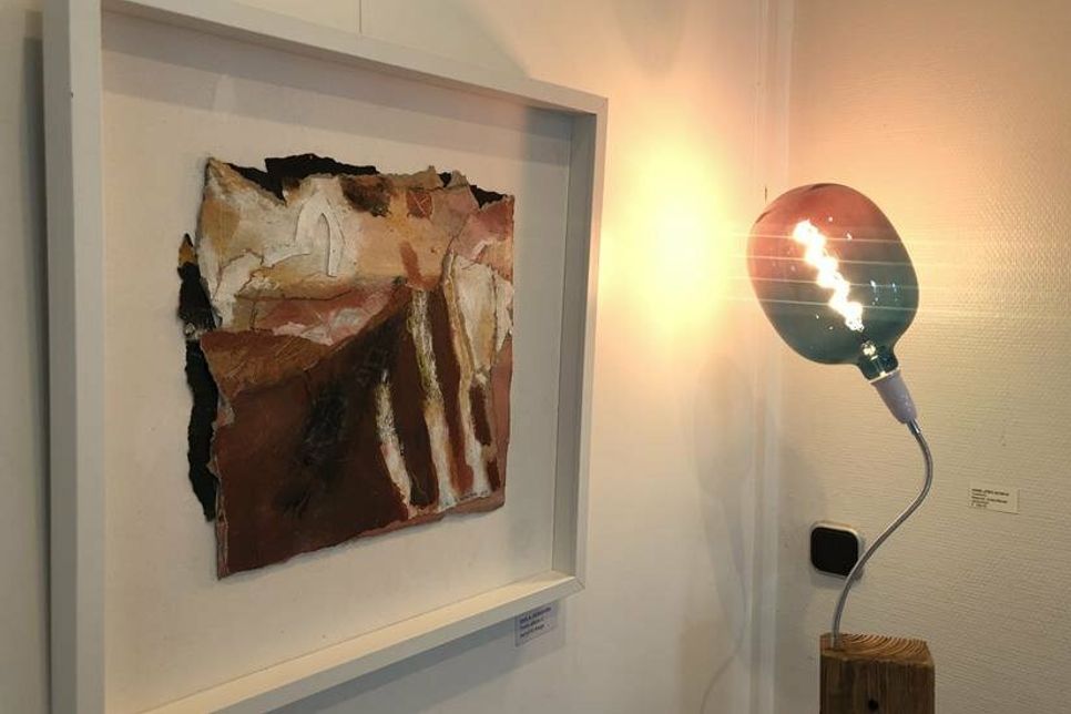 Die Mitglieder der Ausstellungsgemeinschaft Neustadt zeigen Bilder und Objekte, wie hier die Collage von Erika Ammann (lks.) und die Leuchte auf dem Eichensockel von Hans-Jörg Schick.