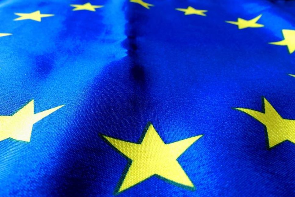 Die EU-Flagge mit ihren 12 Sternchen ist als Symbol der Vollkommenheit, Vollständigkeit und Einheit gedacht.