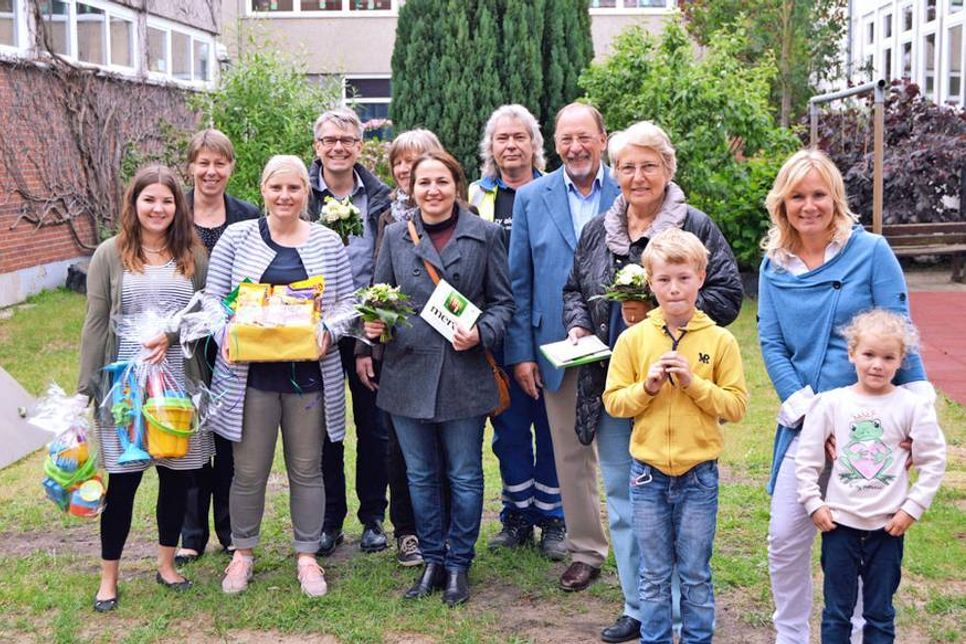 Neben den Hauptsponsoren war auch Timmendorfs Bürgermeisterin Hatice Kara (m.) der Einladung der Fördervereinsvorsitzenden Katrin Wähler (rechts) zur Einweihung des neuen Spielplatzes gefolgt. (Foto: Setje-Eilers)