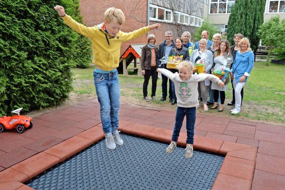 Als Kinder der Vereinsvorsitzenden Katrin Kähler bekamen Tialda (6) und ihr Bruder Gerret (8) als erste die Gelegenheit, das neue Trampolin auszuprobieren. (Foto: Setje-Eilers)