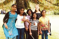 Neben der Beteiligung am Stadtradeln wird auch das Hilfsprojekt „Kinderhilfe Sri Lanka“ wieder unterstützt. Auf dem Foto ist Anastasia Walz, ehemalige OGT-Schülerin, mit Kindern in Sri Lanka zu sehen.