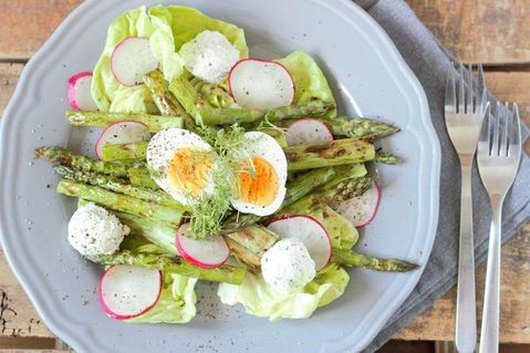 Dieser frische und leichte Salat schmeckt am Besten im Frühling bei den ersten Sonnenstrahlen im Garten, auf der Terrasse oder dem Balkon.
