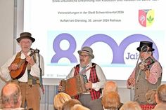 „Mit voller Spielmannswucht“ sorgten Reinhard Zielonka, Christof Peters und Üze Oldenburg (v. l.) für mittelalterliches Flair im Raisdorfer Rathaus.