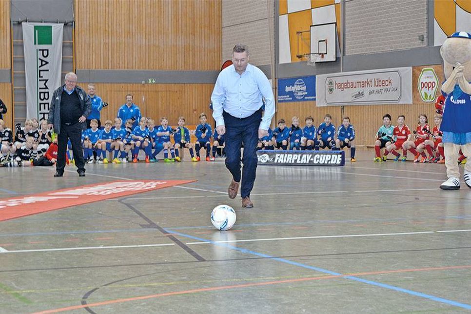 DFB-Präsident Reinhard Grindel beim Schuss-Wettbewerb. (Foto: Stefan Setje-Eilers)