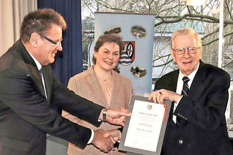 Bürgervorsteher Rainer Geerdts und Bürgermeisterin  Tanja Rönck mit Bürgerpreisträger Alexander Filke.