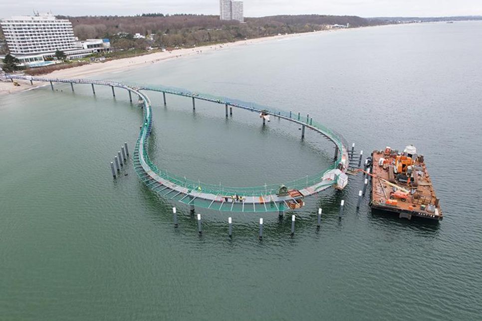 Am 27. März erfolgte der Lückenschluss im Rundlauf der 430 Meter neuen Seebrücke vor Timmendorfer Strand.