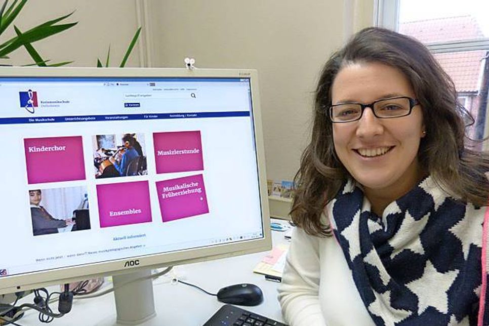 Die Pädagogische Leiterin der Kreismusikschule Petra Marcolin mit der neuen Website, die auf lebendige und ansprechende Weise über die Kreismusikschule und ihre Angebote informiert.