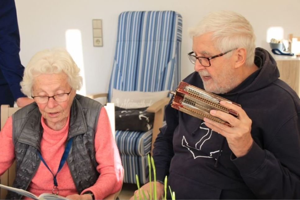 Pflegebedürftige oder demenziell erkrankte Menschen erfahren in der Tagespflege neue Lebensqualität. Auch Wolfgang Scheel ist es eine Herzensangelegenheit, älteren Menschen mit seiner Mundharmonika Lebensfreude zu vermitteln.