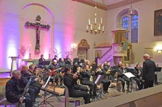 Unter der Leitung von Vizedirigent Jens-Peter Glau sorgte das PTSV-Blasorchester für gute Stimmung in der in besonderes Licht getauchten Stadtkirche.