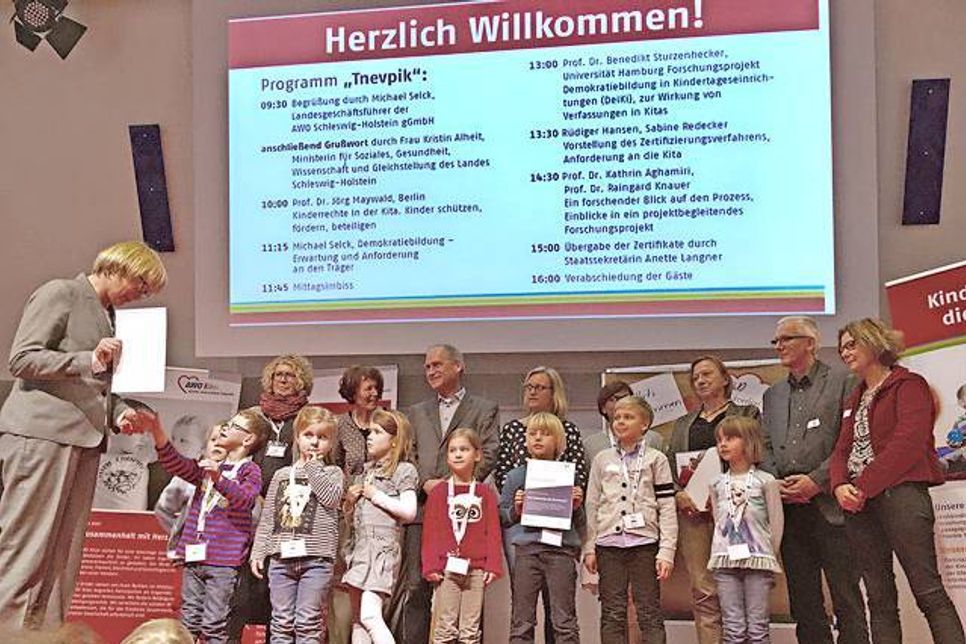 Zur Zertifikatsübergabe reisten die Kinder der Kinderinsel mit ihren ErzieherInnen und vielen Eltern nach Kiel und waren ziemlich stolz, die Urkunde von Staatssekretärin Anette Langner in Empfang zu nehmen.