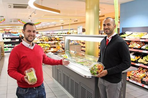 Denis Schlüter (lks.) und Marktleiter Ikram Cifci präsentieren die neue moderne Salatbar.