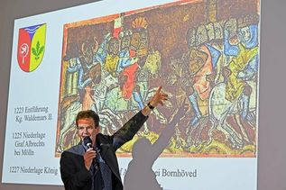 In einem Vortrag ging Professor Detlev Kraack auf verschiedenen Quellen zur Geschichte der Klosterdörfer ein.