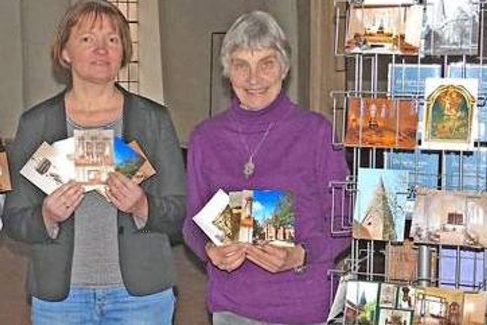 Bei der Übergabe von 6000 neuen Bildpostkarten (v,l.): Pastor i.R. Lutz Tamchina, Pastorin Maren Löffelmacher sowie Renate und Einhard Rode vom Förderkreis Hilfe für St. Michael. Fotos: Hasse