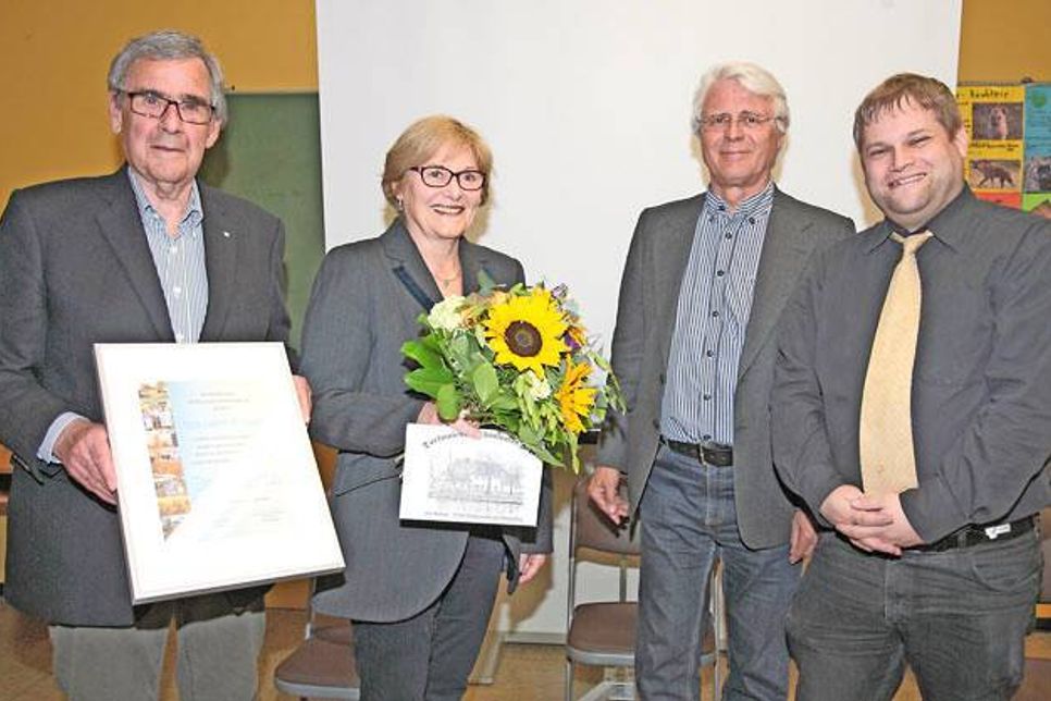 Für 34 Jahre Vereinsvorsitz seit Gründung am 8. März 1983 wurde Hans-Joachim Michaelsen (v.l.) zum Ehrenvorsitzenden des Fördervereins Dorfmuseum Schönwalde a.B. ernannt und erhielt zum Dank zusammen mit Ehefrau Marianne Genuss-Gutscheine für den nächsten Syltaufenthalt. Es gratulierten der 2.Vorsitzende Thomas Utz und Marc Dobkowitz, Michaelsens Nachfolger des 1.Vorsitzenden.