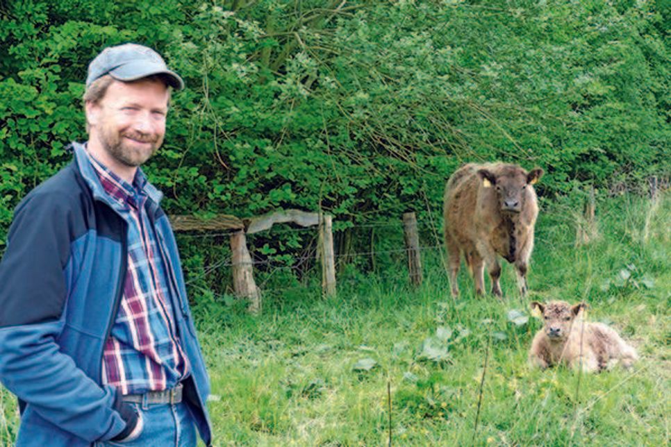 Carsten Burggraf freut sich über den ersten Nachwuchs auf dem von Wasser Otter Mensch eV bewirtschafteten Grünland.