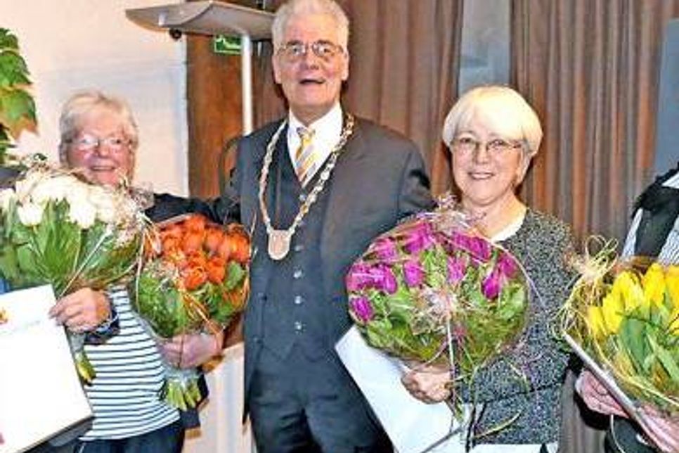 Mit Blumenstrauß und Urkunde geehrt wurden: Helene Schult, Brigitte Waldner, Marianne Johannsen und Karen Hamann (v.l.) In der Mitte Bürgermeister Gerd Radisch.