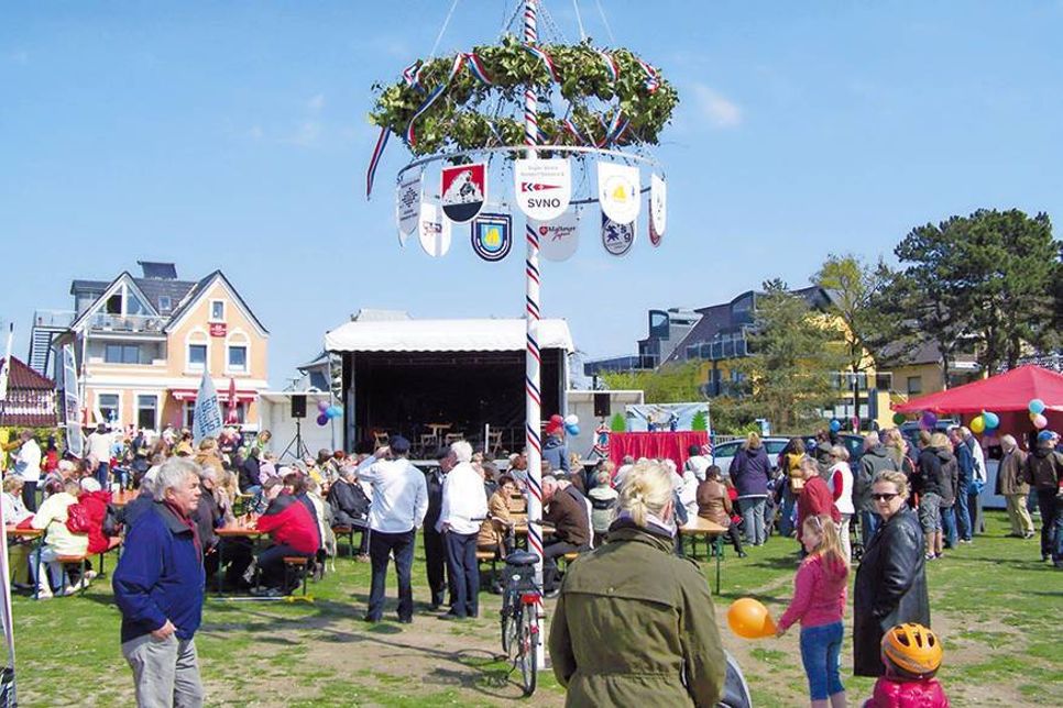 Der Gemeindejugendring lädt am 1. Mai traditionell zum Maifest rund um den Maibaum im Niendorfer Hafen ein. (Foto: René Kleinschmidt/Archiv)
