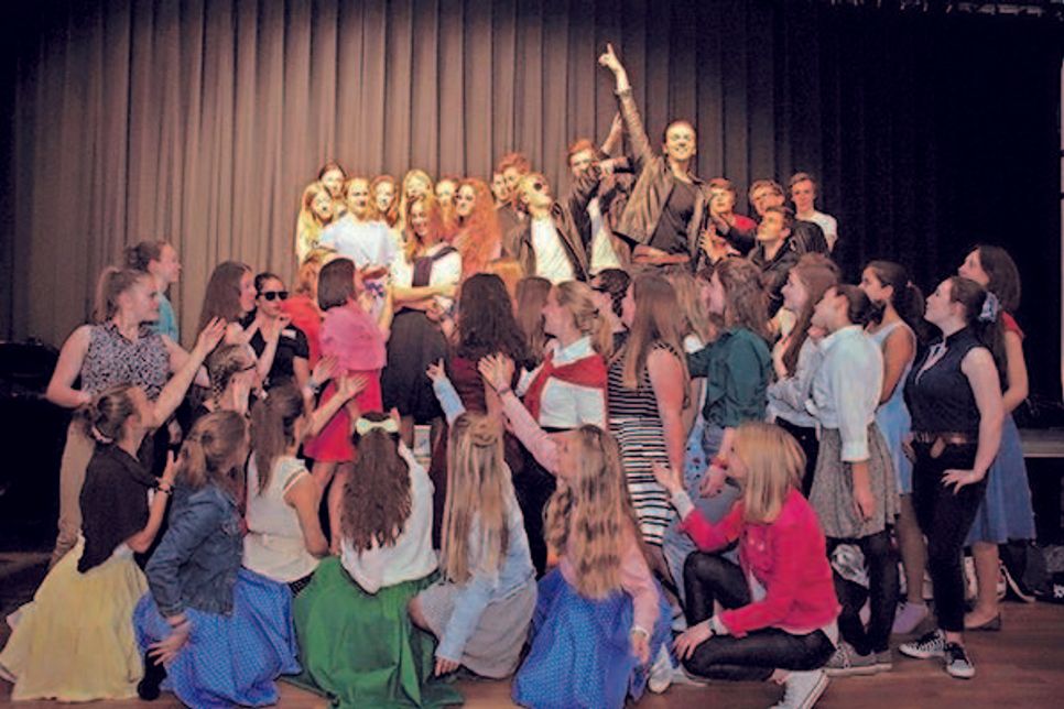 Das Mauerblümchen und der Mädchenschwarm – sie haben sich im Urlaub verliebt, aber überstehen sie auch den Highschool-Alltag?