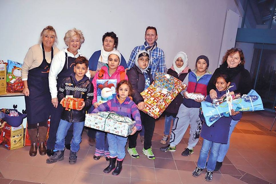 Übergabe einiger Weihnachtsgeschenke vom Timmendorfer Wunschbaum an Kinder der Gemeinde. (Foto: René Kleinschmidt)