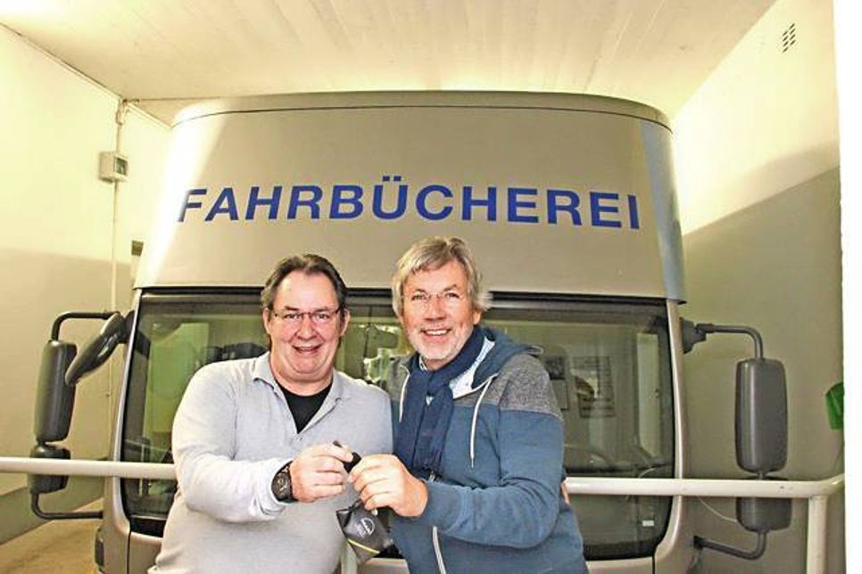 „Allzeit gute Fahrt“ wünscht Hannes Rodrian und übergibt die Schlüssel für den Elftonner seinem Nachfolger Russell Münzenberg.