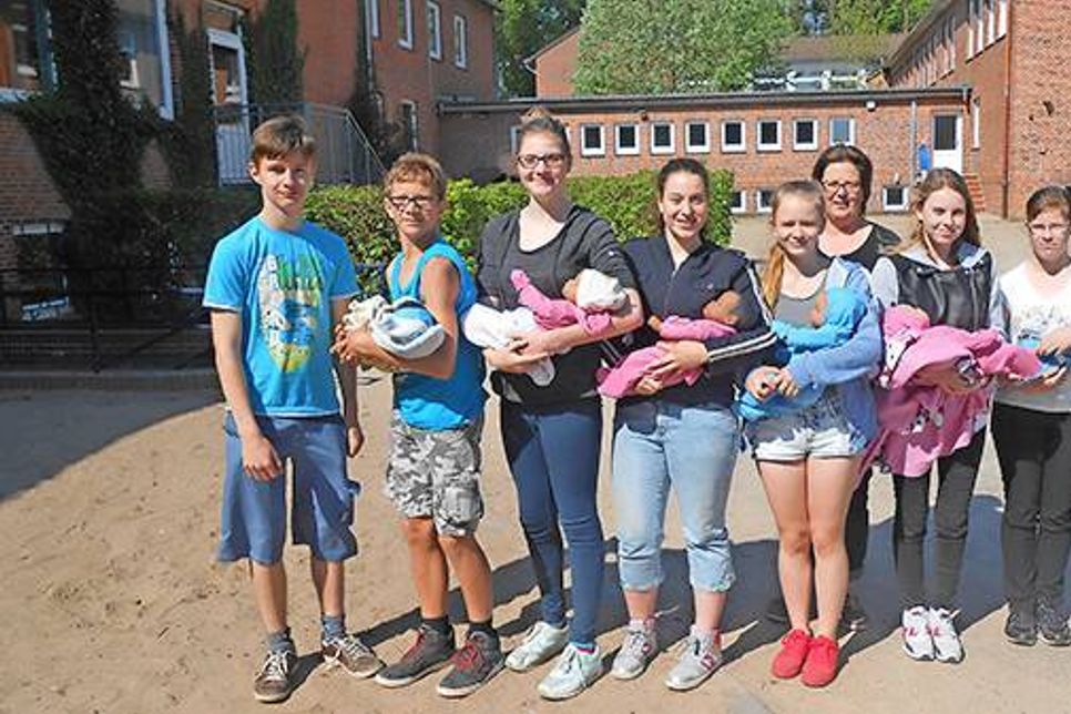 Die sieben Teilnehmer des „Eltern auf Probe“-Kurses in Hutzfeld mit Betreuerin Wiebke Aldenhoff.
