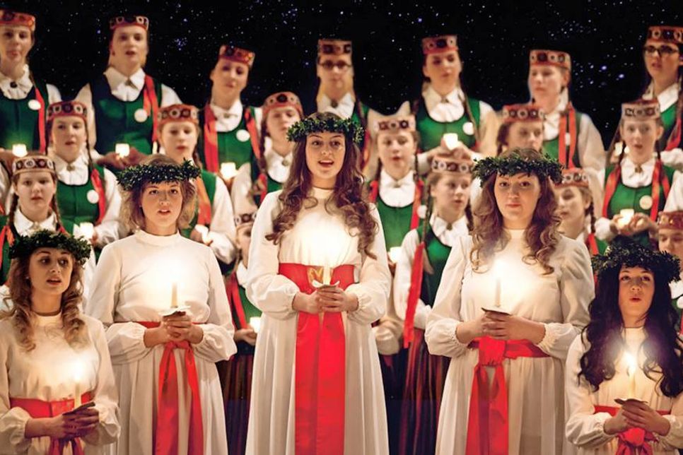 Der lettische Mädchenchor „Cantus“ und die Lucia Voices stimmen auf die Weihnachtszeit ein. (Fotos: Roland Magunia, Montage: Bahar Saydam)