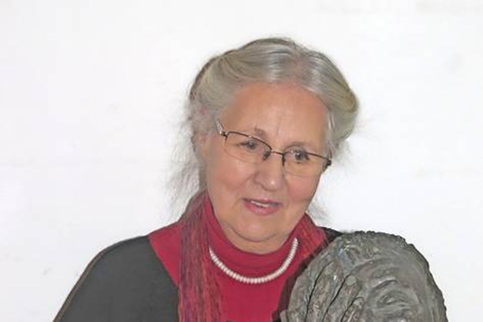 Käte Huppenbauer mit ihrer Bronze-Plastik „Überwundene Scham“.