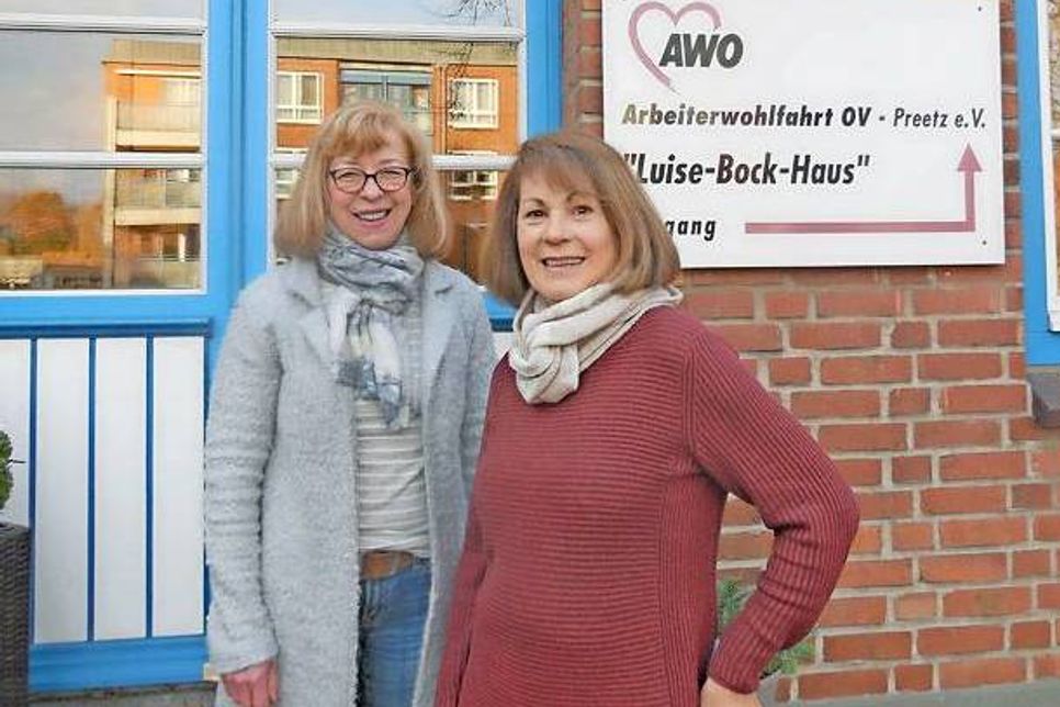 Doris Ruhloff (l.) und Marlies Grothkopf (r.), beide im Vorstand des AWO-Ortsverein Preetz, vor der AWO-Bürgerbegegnungsstätte („Luise-Bock-Haus“).