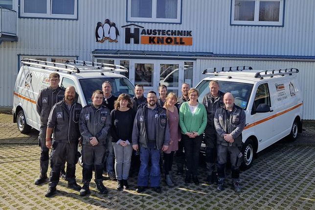 Die aktuelle Knoll-Mannschaft mit Inhaber Christoph Knoll (Mi.) vor dem Firmensitz im Industrieweg in Neustadt.
