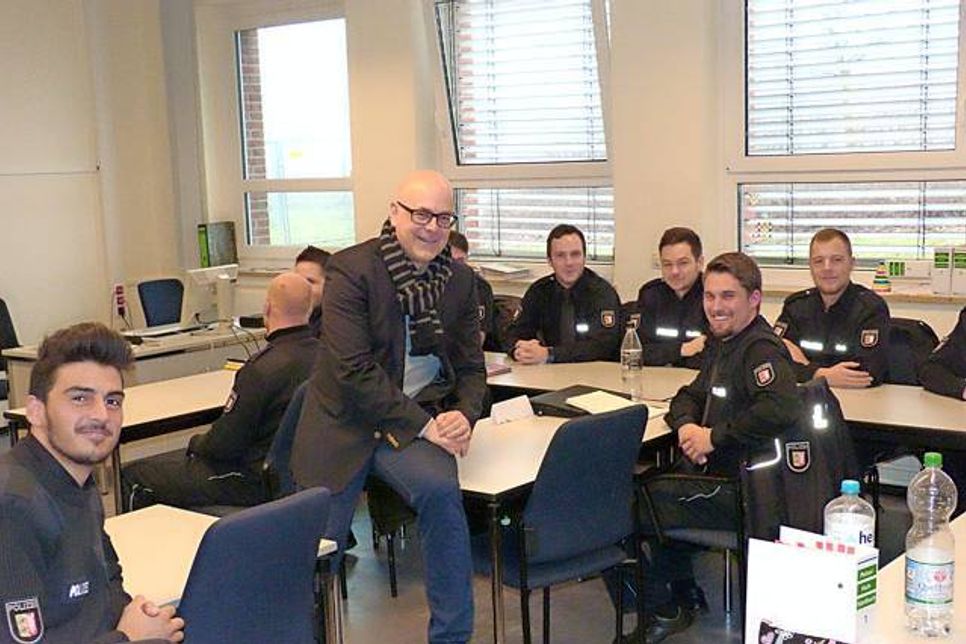 So sieht das aus, wenn Politik und Polizei sich ganz entspannt nah kommen – eigentlich hätte Innenminister Studt den Besuch bei der Polizeidirektion für Aus- und Fortbilung wahrnehmen sollen, aber da sein Terminkalender es nicht zuließ, übernahm kurzerhand der Chef selbst.
