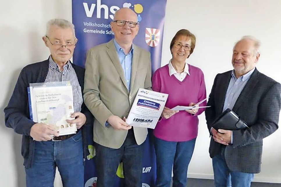Wolfgang Schümann (von links), Jürgen Gohlke, Renate Soine und Klaus-D. Franck vom Vorstand der VHS Scharbeutz haben die Podiumsdiskussion mit den fünf Direktkandidaten aus dem Wahlkreis 18 vorbereitet. (Foto: VHS)