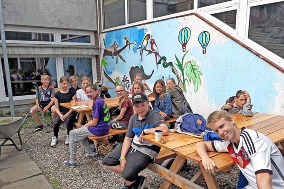 Der Garten mit den stabilen Bänken lädt zum Pause- oder Hausaufgabenmachen, zum Chillen, Quatschen, Ausruhen ein – und natürlich zur Gartenarbeit.