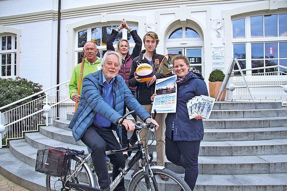 Eventmanagerin Janina Schütze (TSNT GmbH, rechts) präsentiert mit einigen, beteiligten Protagonisten die neu aufgelegte Broschüre „Freizeit am Meer“. (Foto: TSNT)