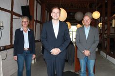 Geschäftsführer Christoph Buske (Mi.) mit den wiedergewählten Aufsichtsräten Nicole Hopp und Thomas Martens.