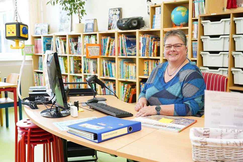 Susanne Müller kümmert sich ehrenamtlich um die Ausleihe und Pflege des Bücherhafens.