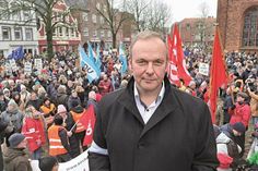 Der Kalübber Bürgermeister Björn Rüter war Initiator der Demo, zu der Tausende Menschen auf den Plöner Markt kamen.