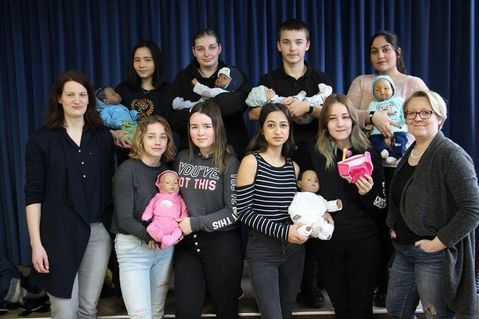 Kristina Bruhn (lks.) und Daniela Le Grand (re.) vom Kinderschutzbund ermöglichten acht Schülern die Teilnahme an dem Projekt „Eltern-Probezeit“.
