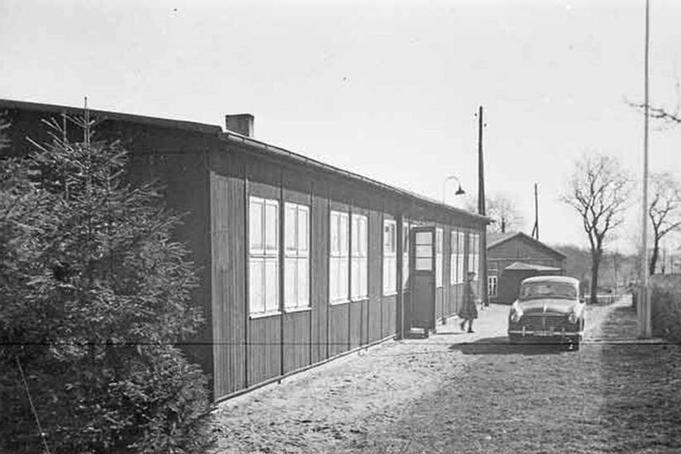 Anfang der 50er Jahre: Vor der Barackenschule Jägerslust parkt ein Lloyd (die Lloyd Maschinenfabrik G.m.b.H. ist am 2. Februar 1949 in Bremen gegründet worden).