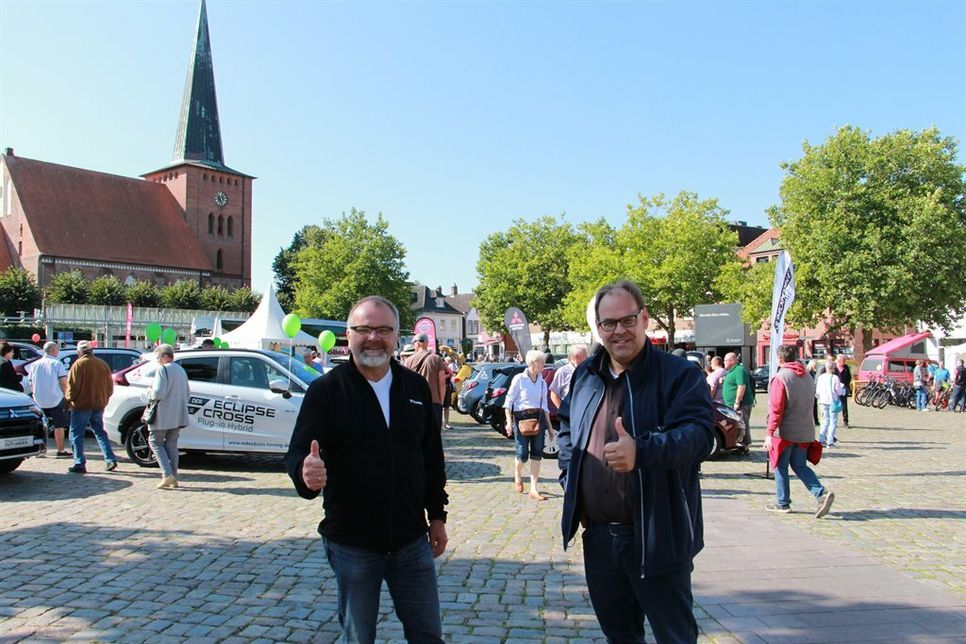 Holger Werner (lks.) unternahm mit Bürgermeister Mirko Spieckermann einen gemeinsamen Rundgang über die Automeile.