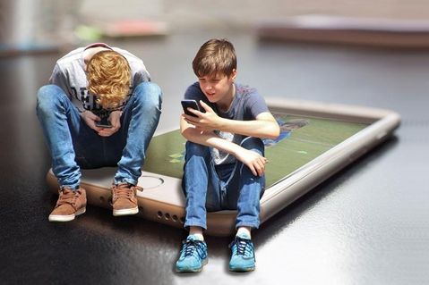 Das Smartphone gewinnt immer mehr an Präsenz im Alltag der Kinder und Jugendlichen.