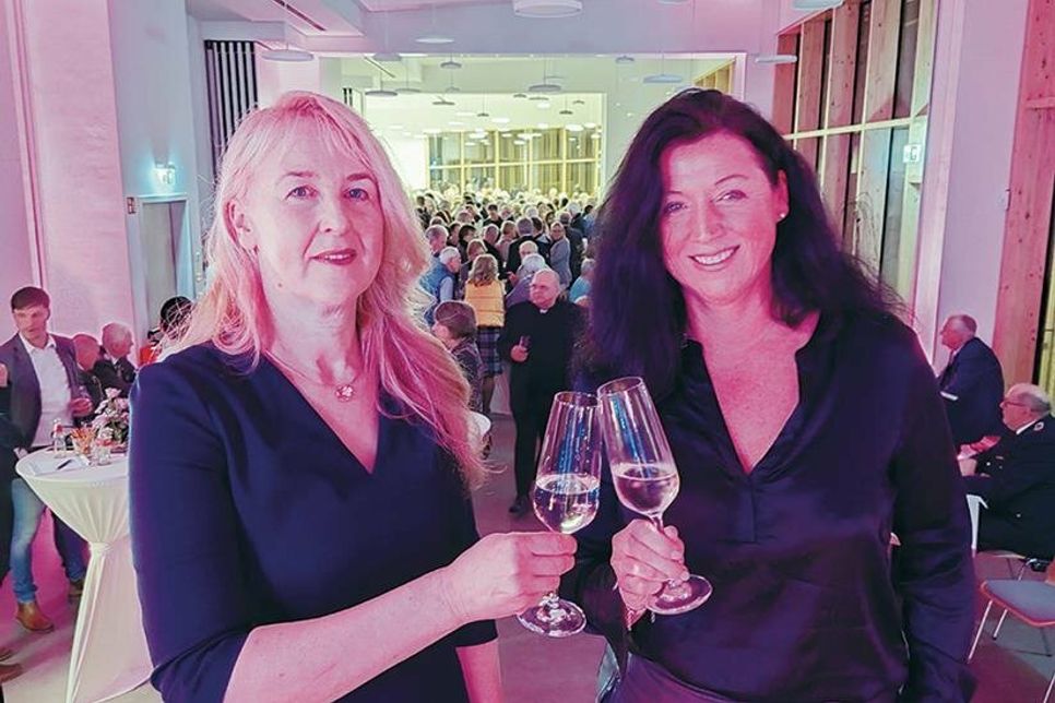 Bürgervorsteherin Renate Sonntag (links) und Bürgermeisterin Bettina Schäfer stoßen auf ein neues Jahr „voller Menschlichkeit, Frieden und Gesundheit“ an.