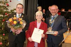 Marita Bergeest aus Cismar wurde von Bürgervorsteher Matthias Dammer (re.) und Bürgermeister Sebastian Rieke für ihren jahrzehntelangen Einsatz für die Cismaraner Dorfgemeinschaft geehrt.