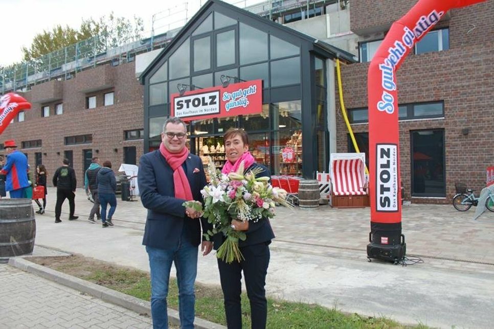 Stolz-Geschäftsführer Uwe Hornung gratulierte Filialleiterin Frauke Rahe mit einem großen Blumenstrauß. Sie ist nun Chefin beider Häuser.
